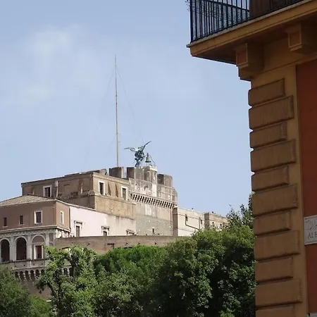 Domus Alberico بيت ضيافة 2*